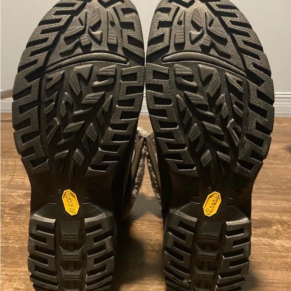 UGG - Picture 3 of 5